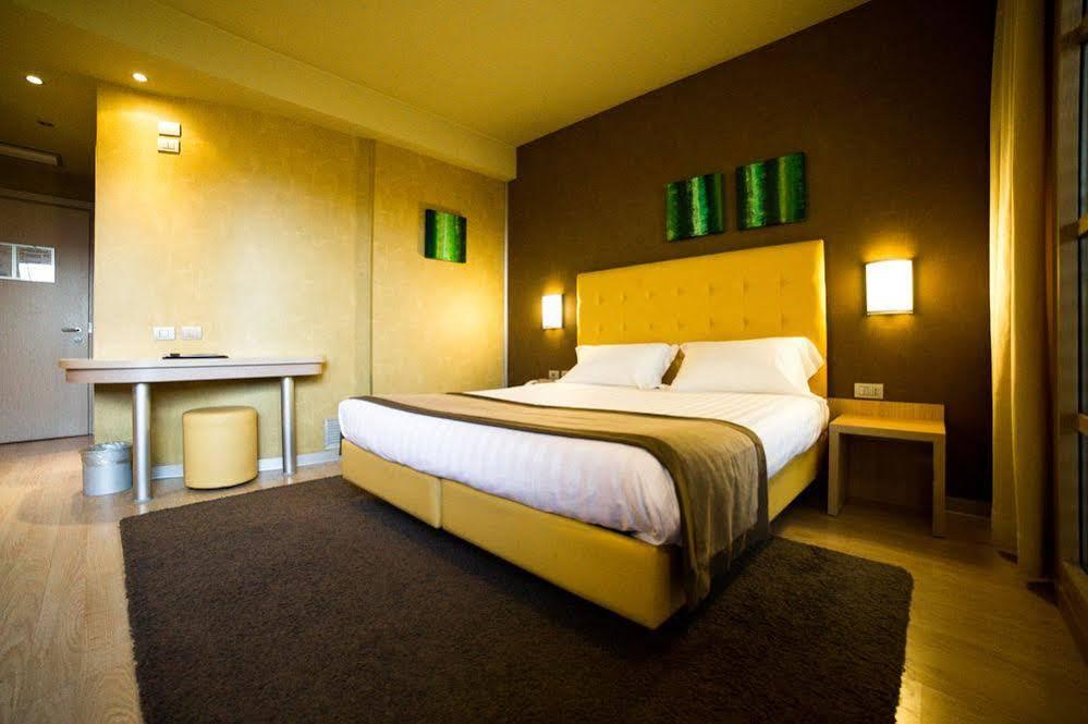 Motel Hotel Piranha Cameriano Exterior photo